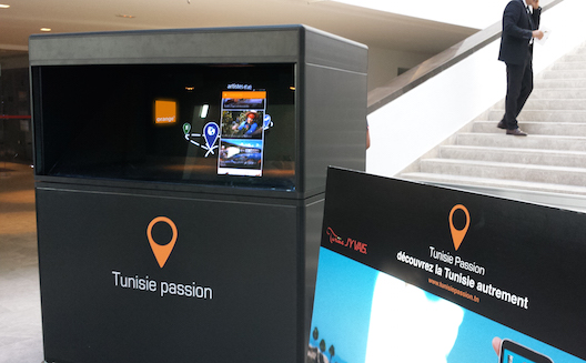 Une borne holographique présente le contenu de l'app Tunisie Passion